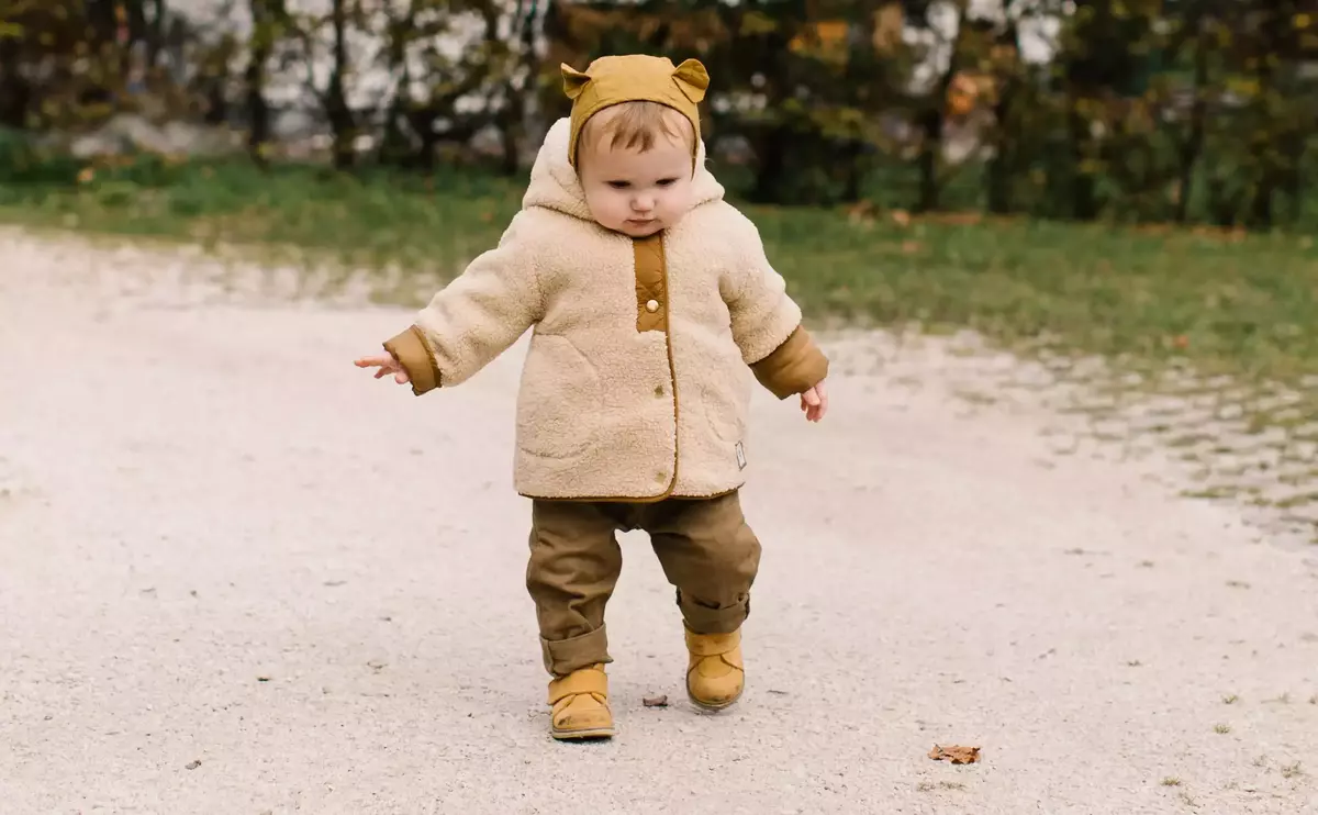 Eerste stapjes tijdens het leren wandelen